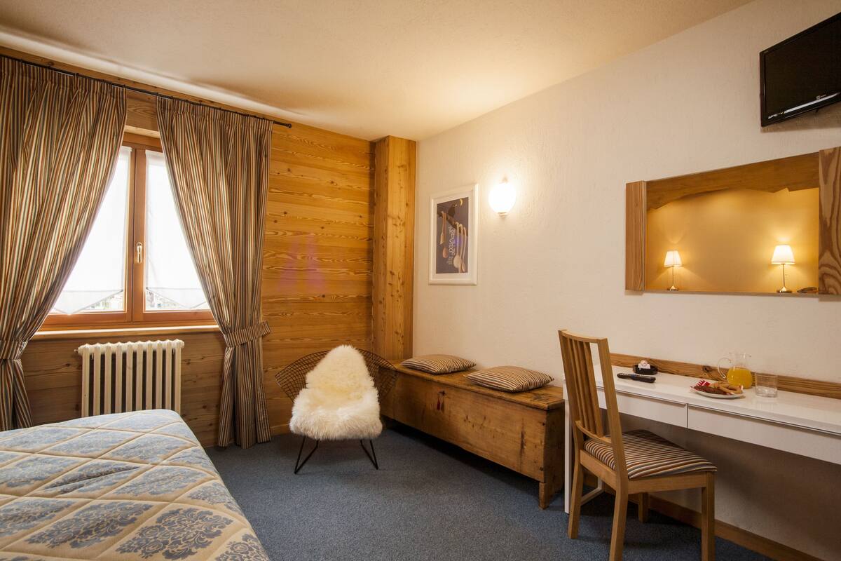 double room | desk, free wifi, bed sheets