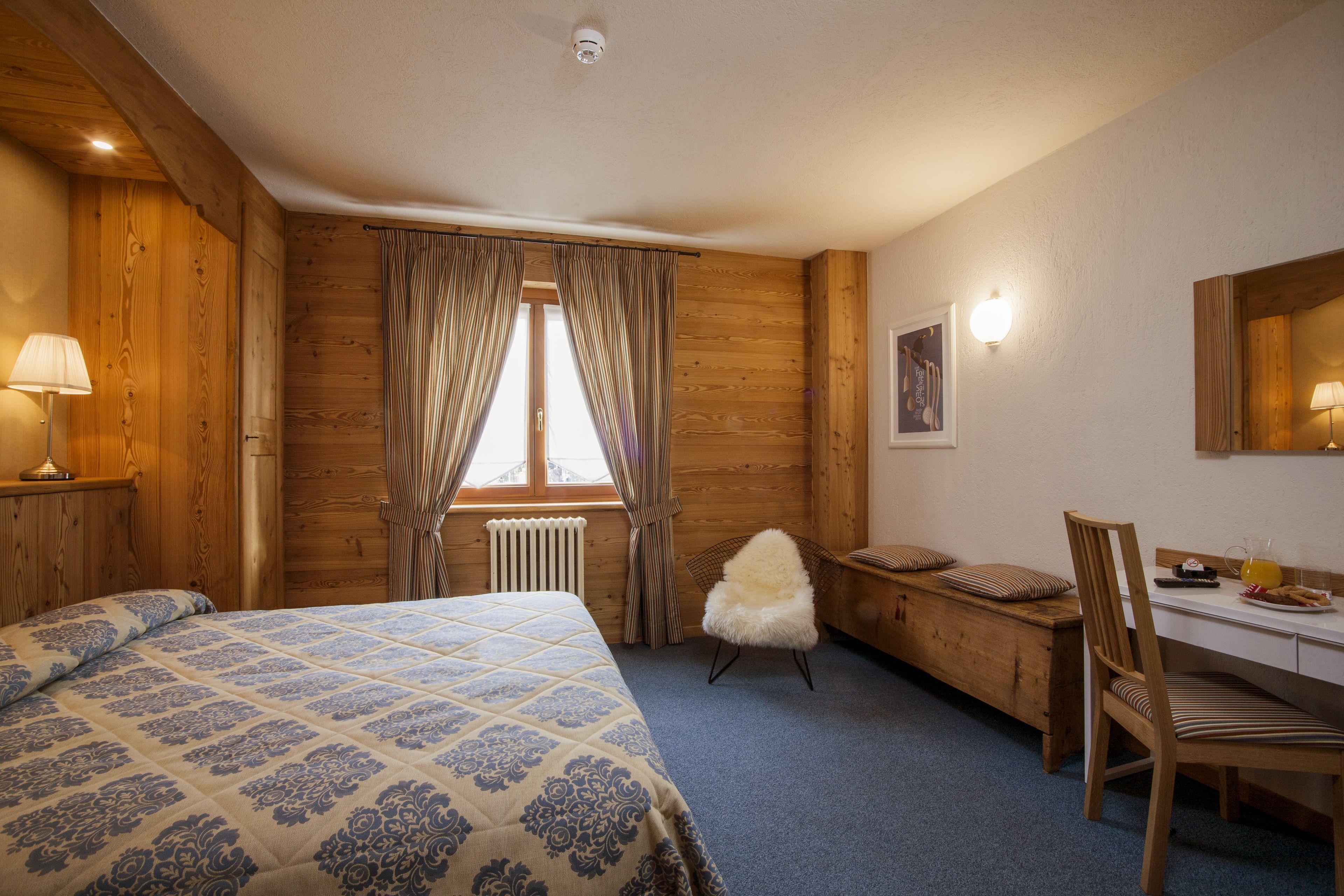 double room | desk, free wifi, bed sheets