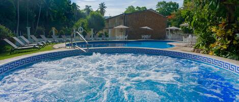Piscine extérieure, parasols de plage, chaises longues