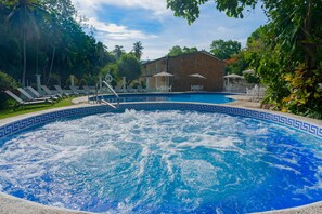 Außenpool, geöffnet von 10:00 Uhr bis 21:00 Uhr, Sonnenschirme