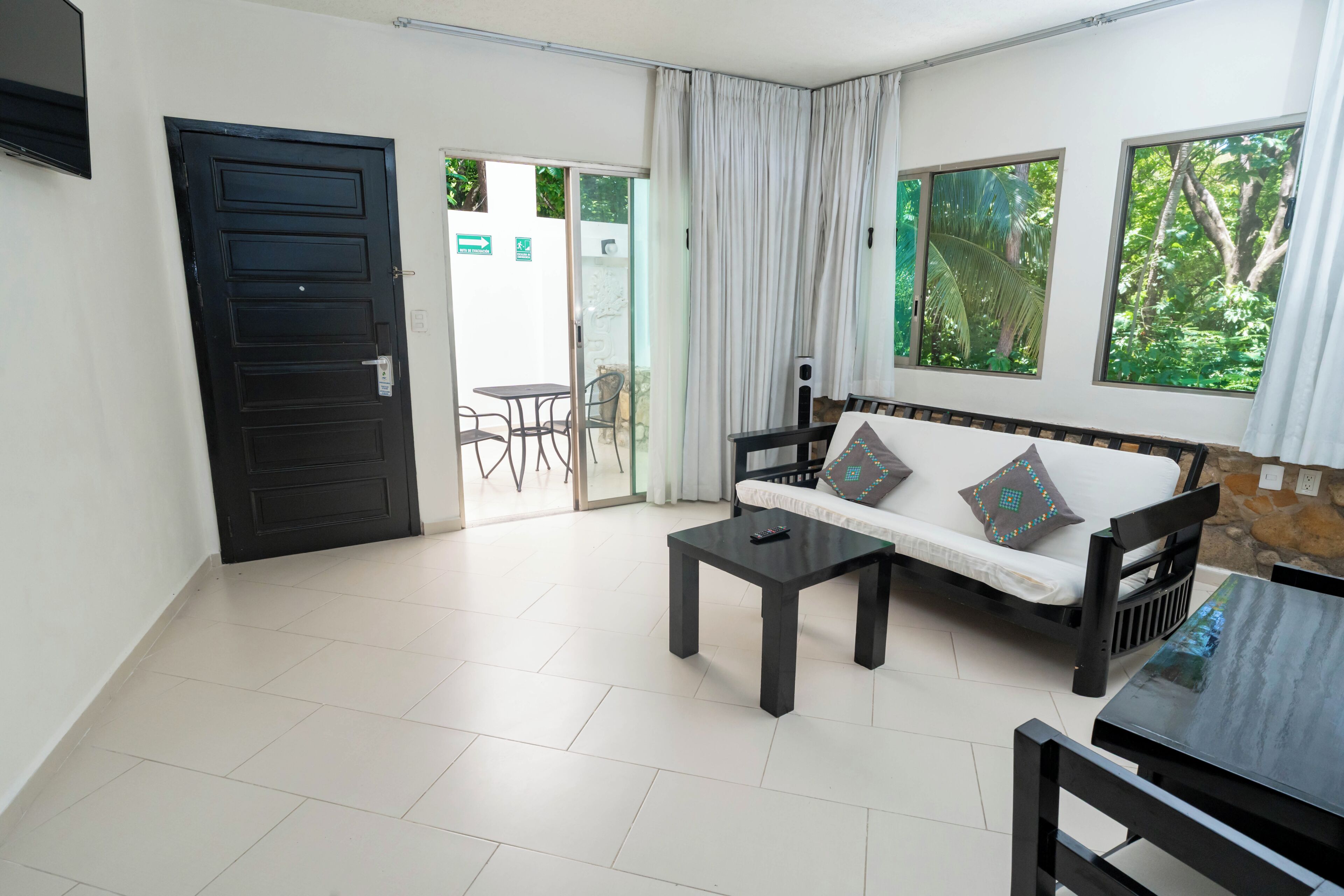 Premium-Zimmer | Wohnbereich | 60-Zoll-Smart-TV mit Satellitenempfang