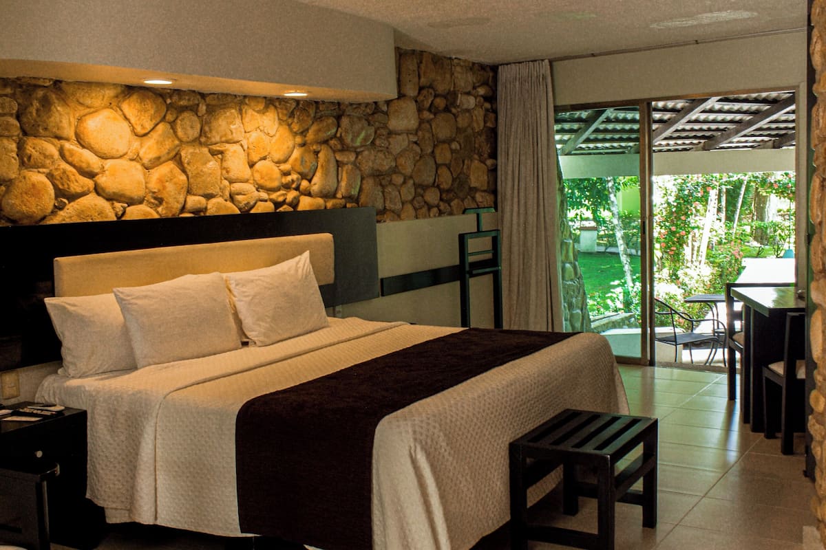 Standard Suite | 1 bedroom, in-room safe, laptop workspace, blackout curtains