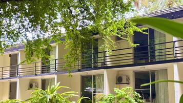 Edredón, caja de seguridad en la habitación y decoración personalizada