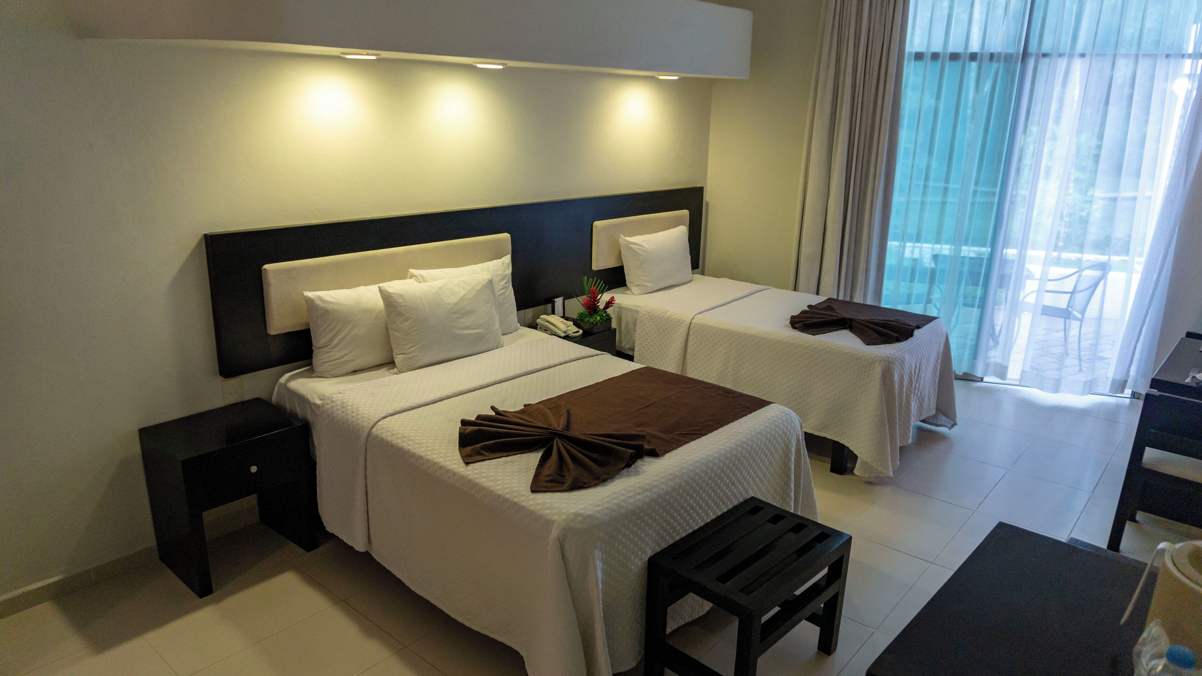 Cubrecamas y caja de seguridad en la habitación 