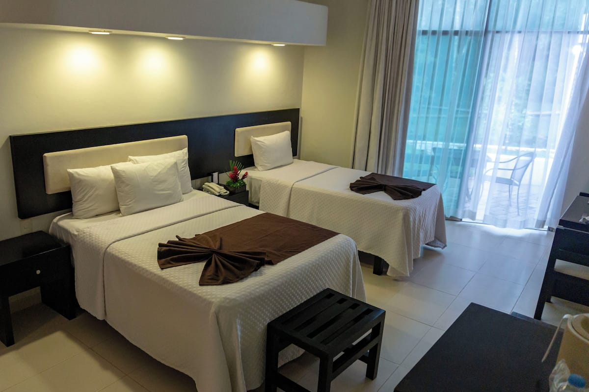 Cubrecamas y caja de seguridad en la habitación