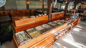 Ein Buffet mit mehreren Speiseausgaben und einer Holztresen.