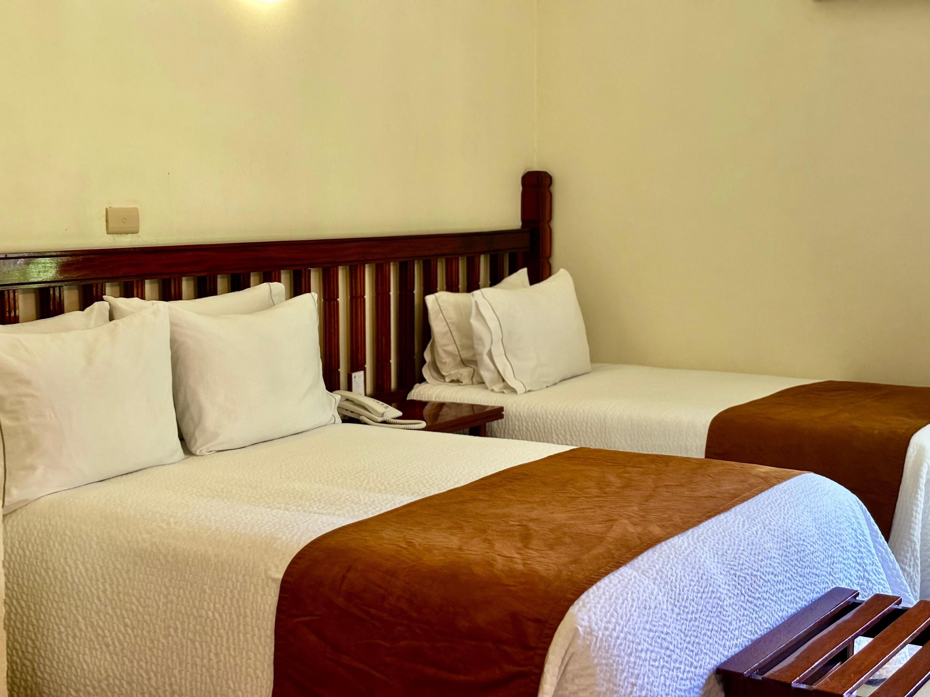 Cubrecamas y caja de seguridad en la habitación 