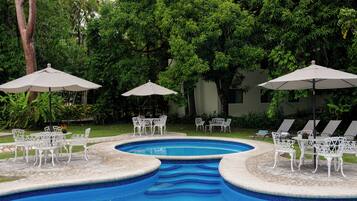 Piscine extérieure, parasols de plage, chaises longues