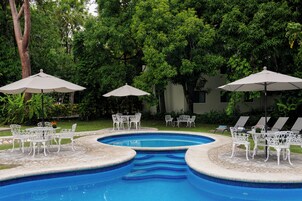 Una piscina al aire libre (de 10:00 a 21:00), sombrillas, tumbonas
