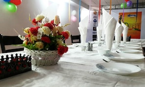 Se sirven desayunos, comidas y cocina internacional con vista al jardín