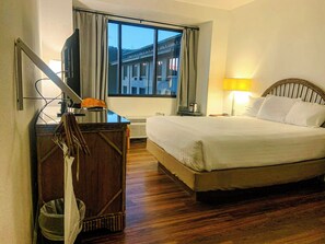 Standard Single Room, 1 Queen Bed, Accessible | Desk, iron/ironing board, bed sheets