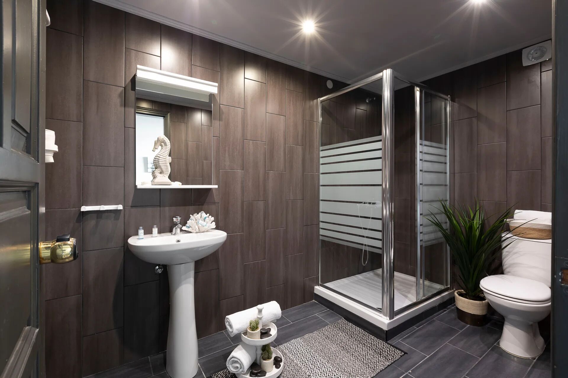 family room, sea view | bathroom | shower, free toiletries, hair dryer, towels