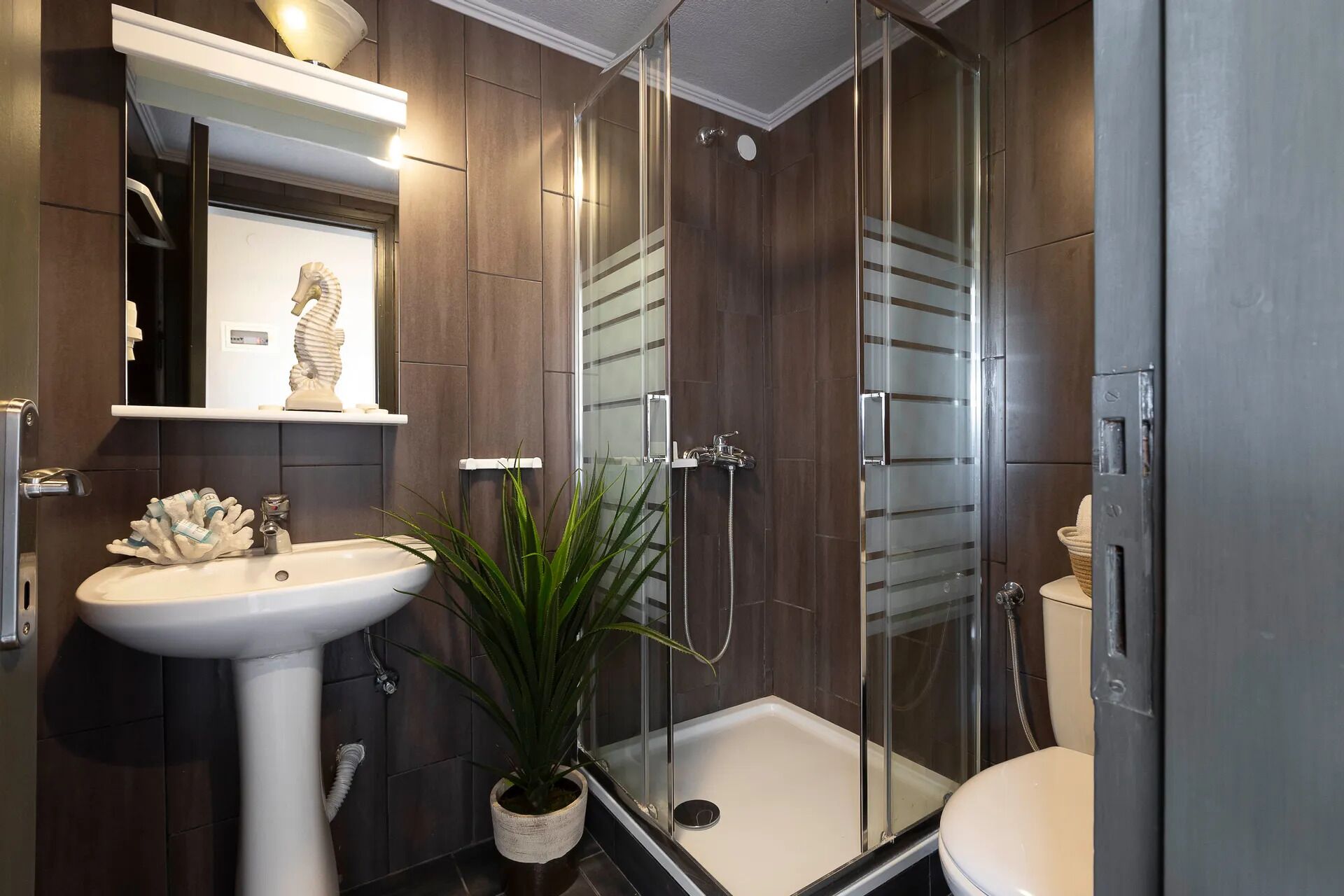 superior room | bathroom | shower, free toiletries, hair dryer, towels
