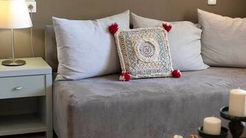 Leilighet, havutsikt | Oppholdsområde | En 32-tommers LCD-TV med digitale kanaler