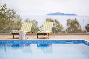 Außenpool, geöffnet von 08:00 Uhr bis 19:00 Uhr, Sonnenschirme