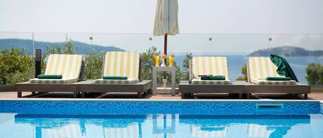 室外泳池;08:00 至 19:00 開放;泳池傘、躺椅