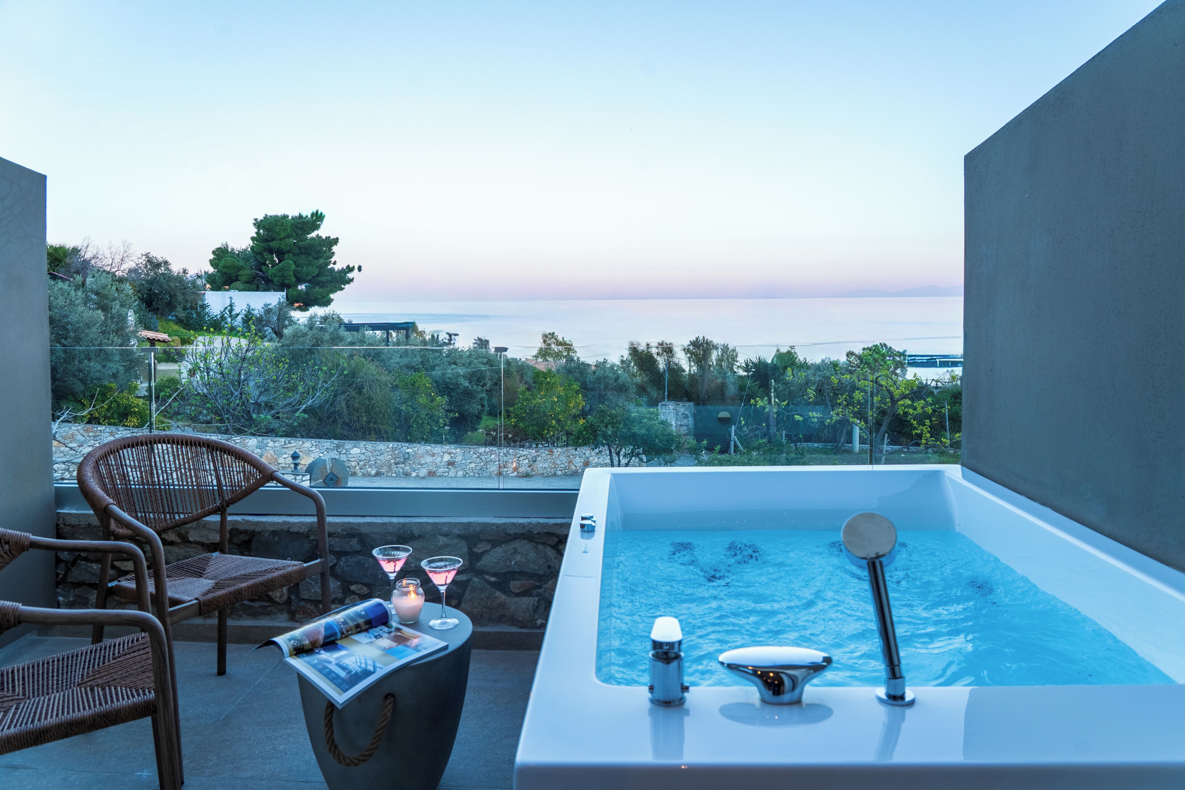 Deluxe-Doppel- oder -Zweibettzimmer, Whirlpool, Meerblick | Terrasse/Patio