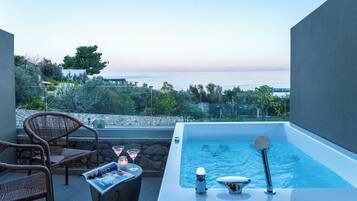 Deluxe-Doppel- oder -Zweibettzimmer, Whirlpool, Meerblick | Terrasse/Patio