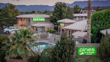 Piscine extérieure (ouverte en saison), chaises longues