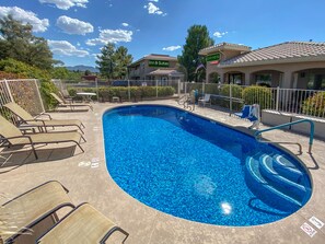 Seasonal outdoor pool, sun loungers - Pines Inn & Suites (Cottonwood)