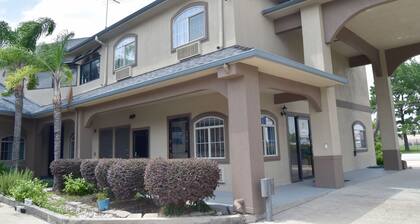 Camelot Inn & Suites Highway 290 NW Freeway