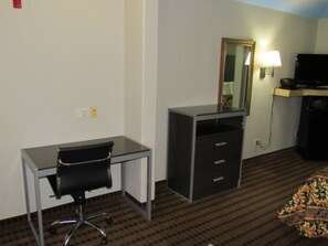 Iron/ironing board, free WiFi, bed sheets - Camelot Inn & Suites Highway 290 NW Freeway (Houston)
