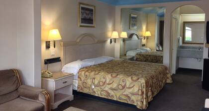 Camelot Inn & Suites Highway 290 NW Freeway