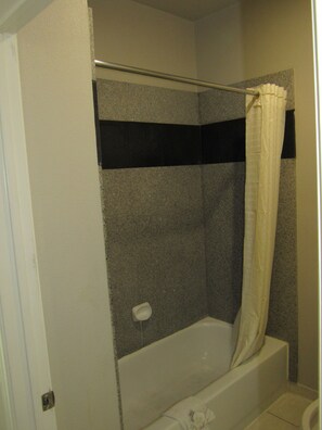 Combined shower/bathtub, free toiletries, towels