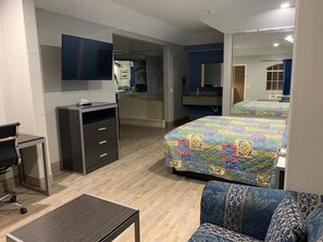 尊榮開放式套房, 1 張特大雙人床, 冰箱和微波爐 | 書桌、免費無線上網