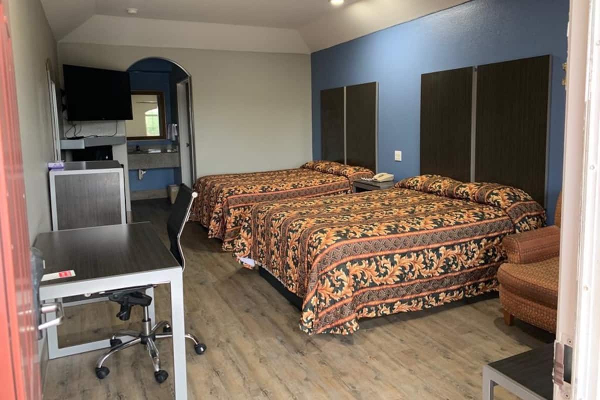 Habitación doble estándar, 2 camas matrimoniales, refrigerador y microondas | Escritorio y wifi gratis