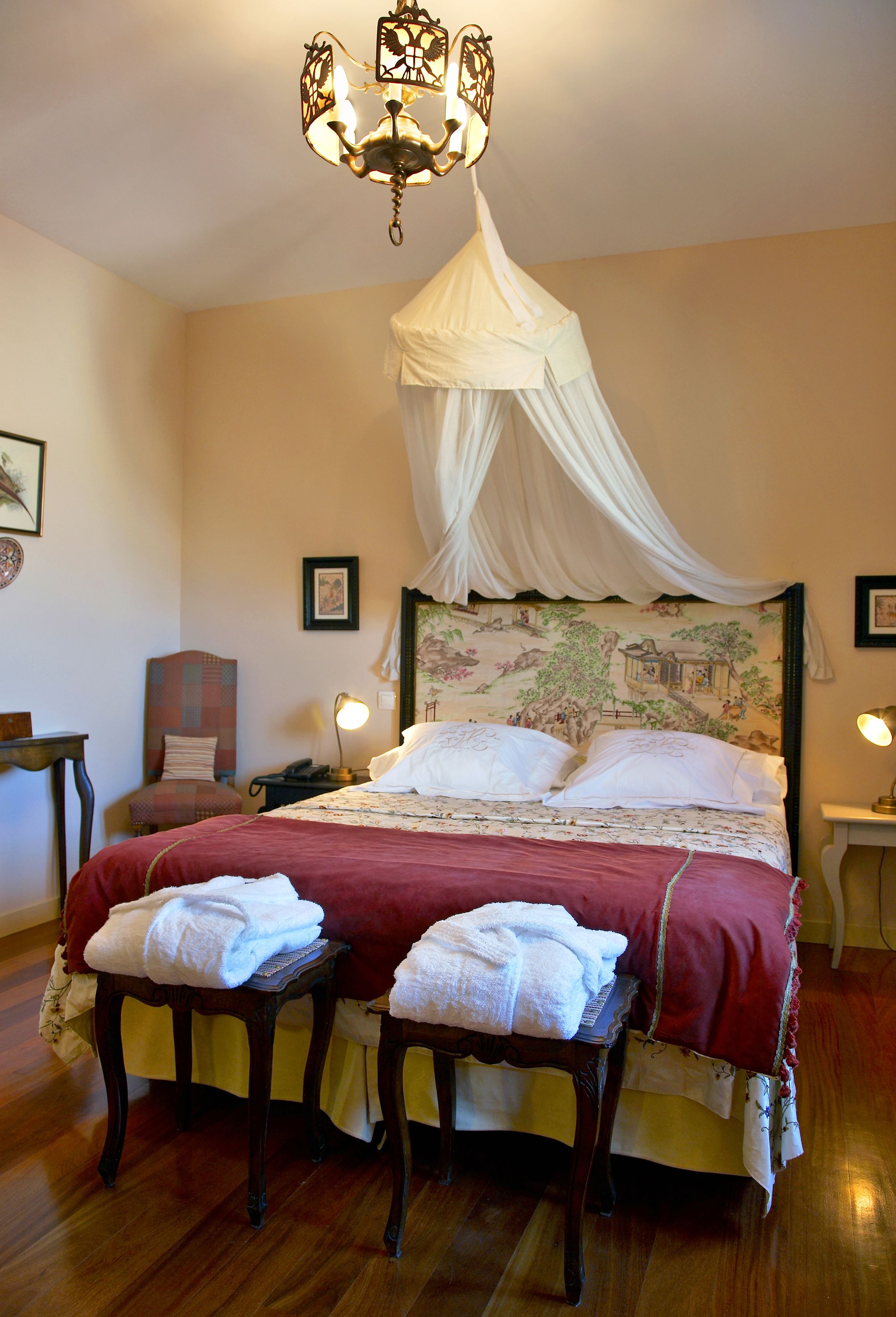 individually decorated, individually furnished, desk, laptop workspace