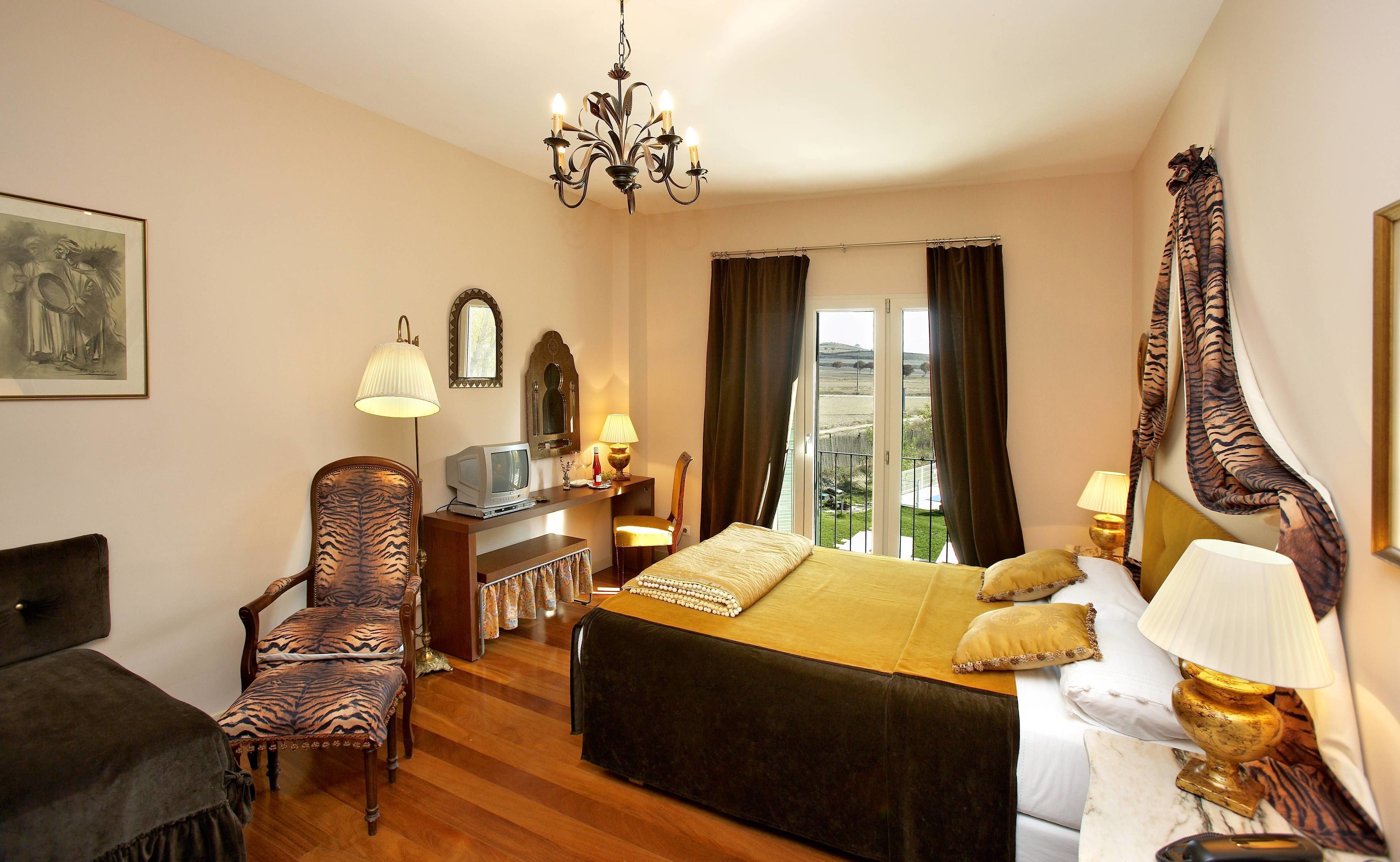 individually decorated, individually furnished, desk, laptop workspace