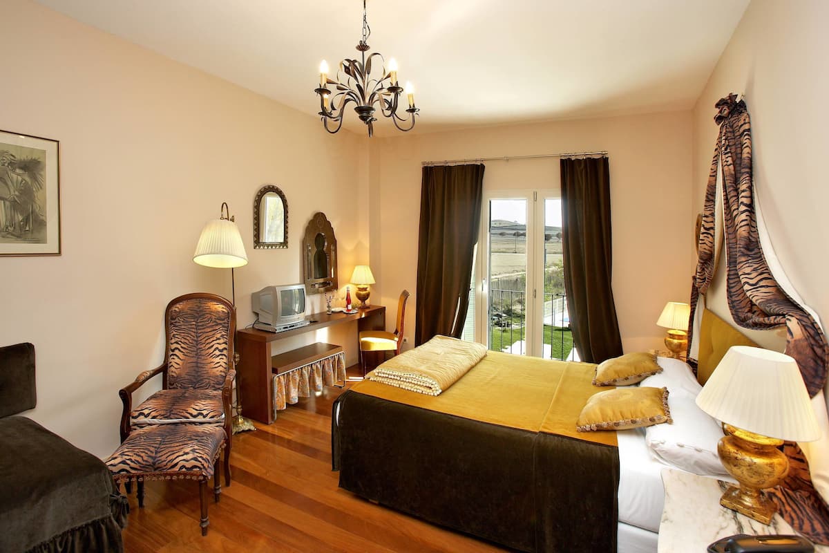 individually decorated, individually furnished, desk, laptop workspace