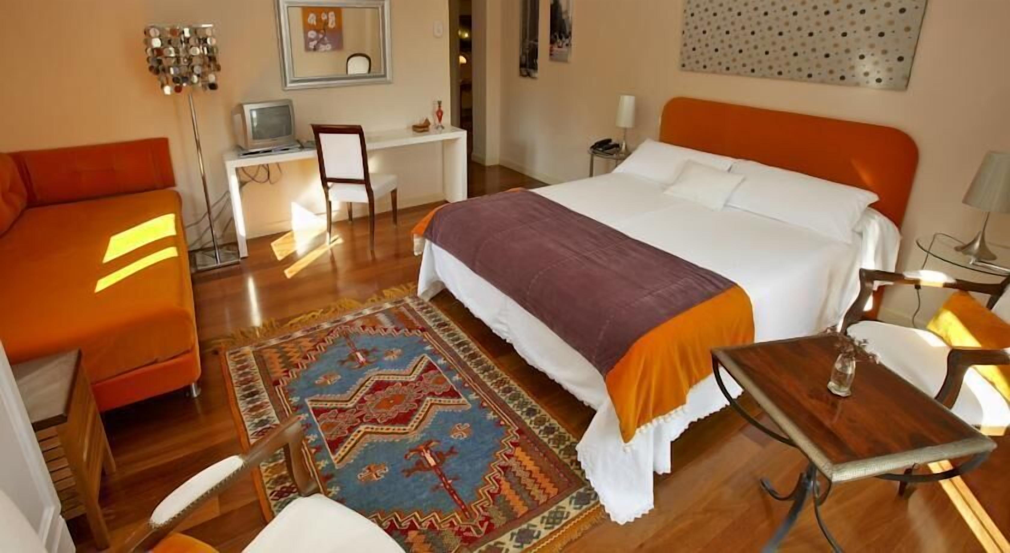 individually decorated, individually furnished, desk, laptop workspace