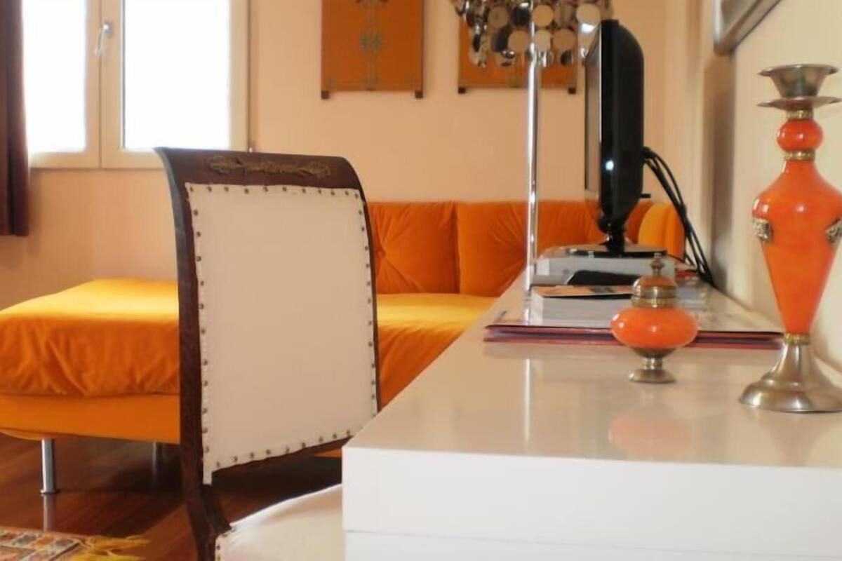 Une pièce comprenant un lit, une chaise, un bureau et une lampe.