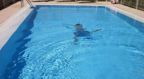 Piscine extérieure (ouverte en saison), chaises longues