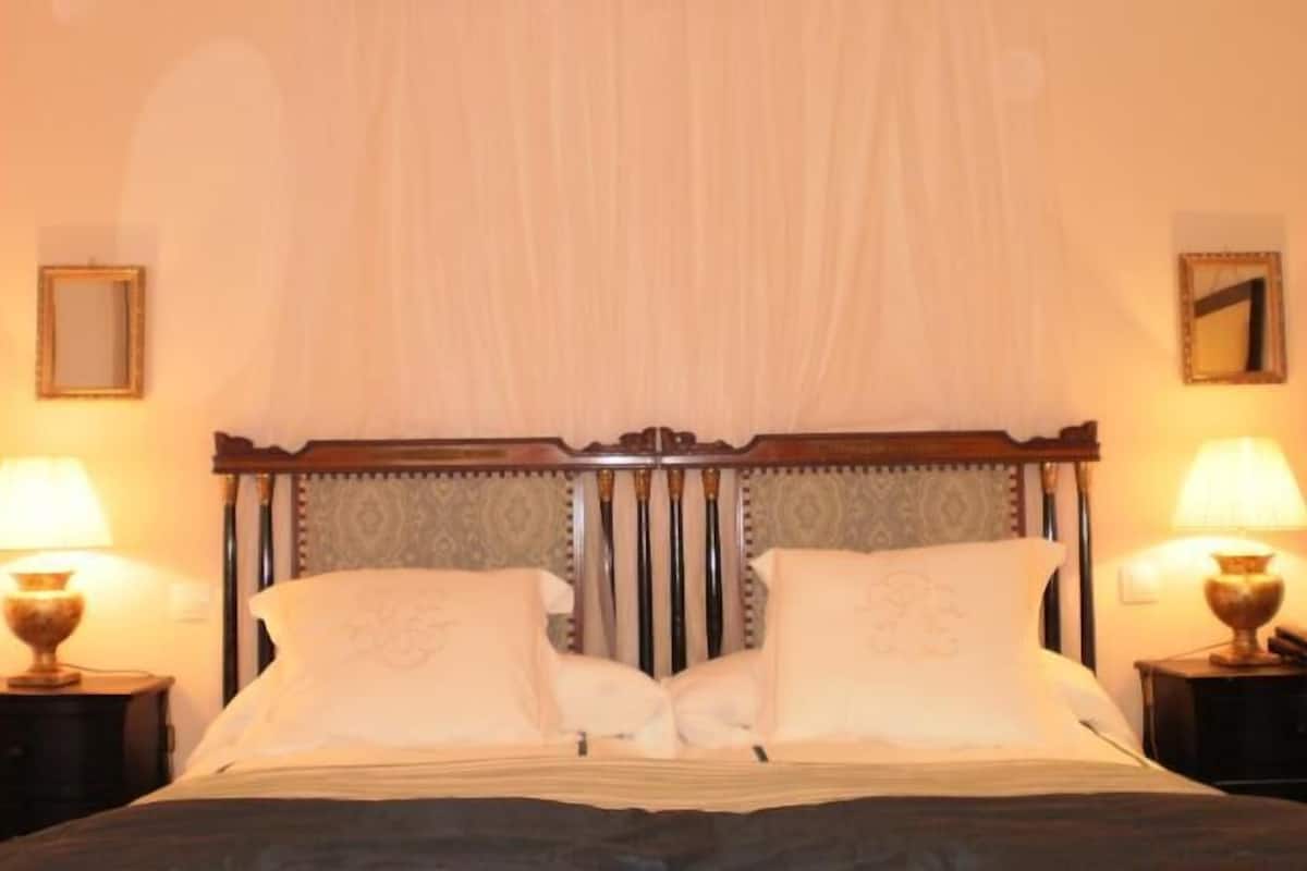 individually decorated, individually furnished, desk, laptop workspace