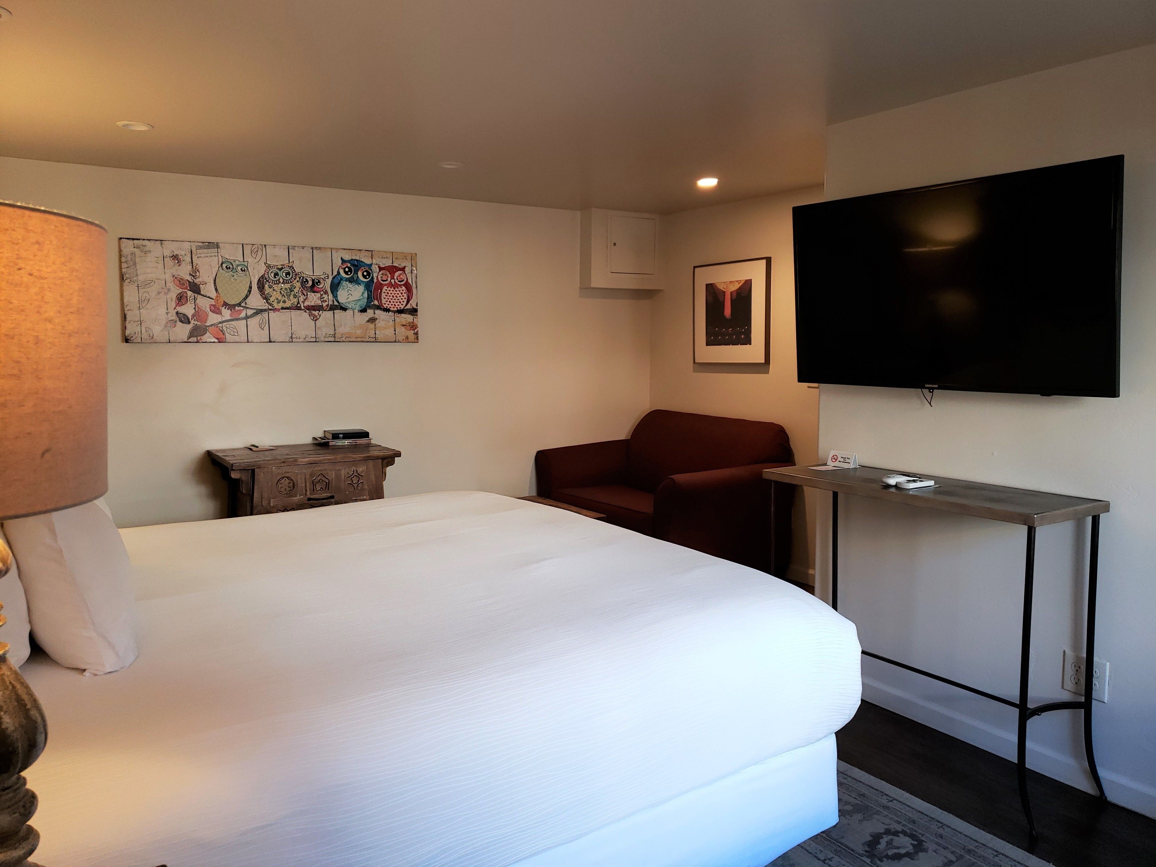 room, 1 king bed | living area | 40-inch flat-screen tv with satellite channels, tv