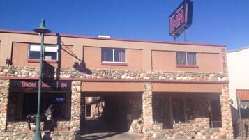 Vista frontal de la propiedad