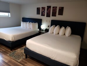 1 bedroom, premium bedding, pillowtop beds, individually decorated - The Iron Horse Inn (Cottonwood)