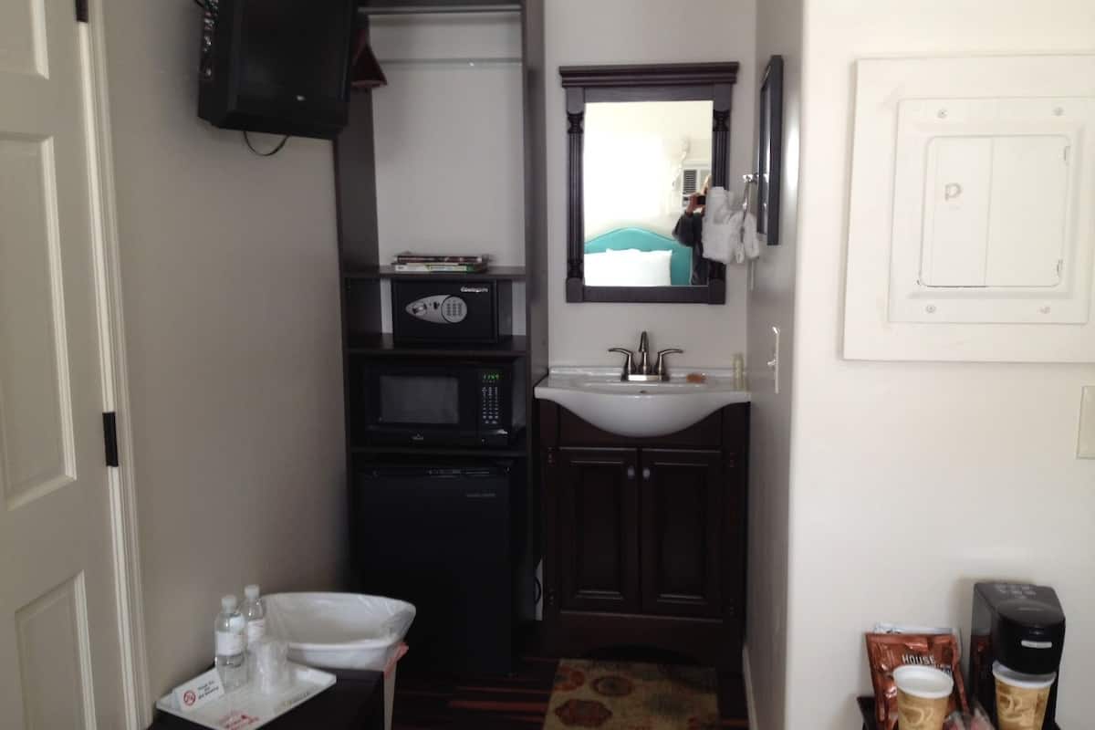 room, 2 single beds | 1 bedroom, premium bedding, pillow-top beds, individually decorated