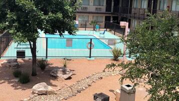 Kolam renang outdoor, dengan kursi berjemur