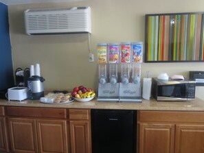 Free daily buffet breakfast - Howard Johnson by Wyndham Odessa TX (Odessa)