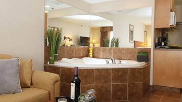 Estudi en suite prèmium, 1 llit de matrimoni gran, banyera d'hidromassatge | Banyera d'hidromassatge privada