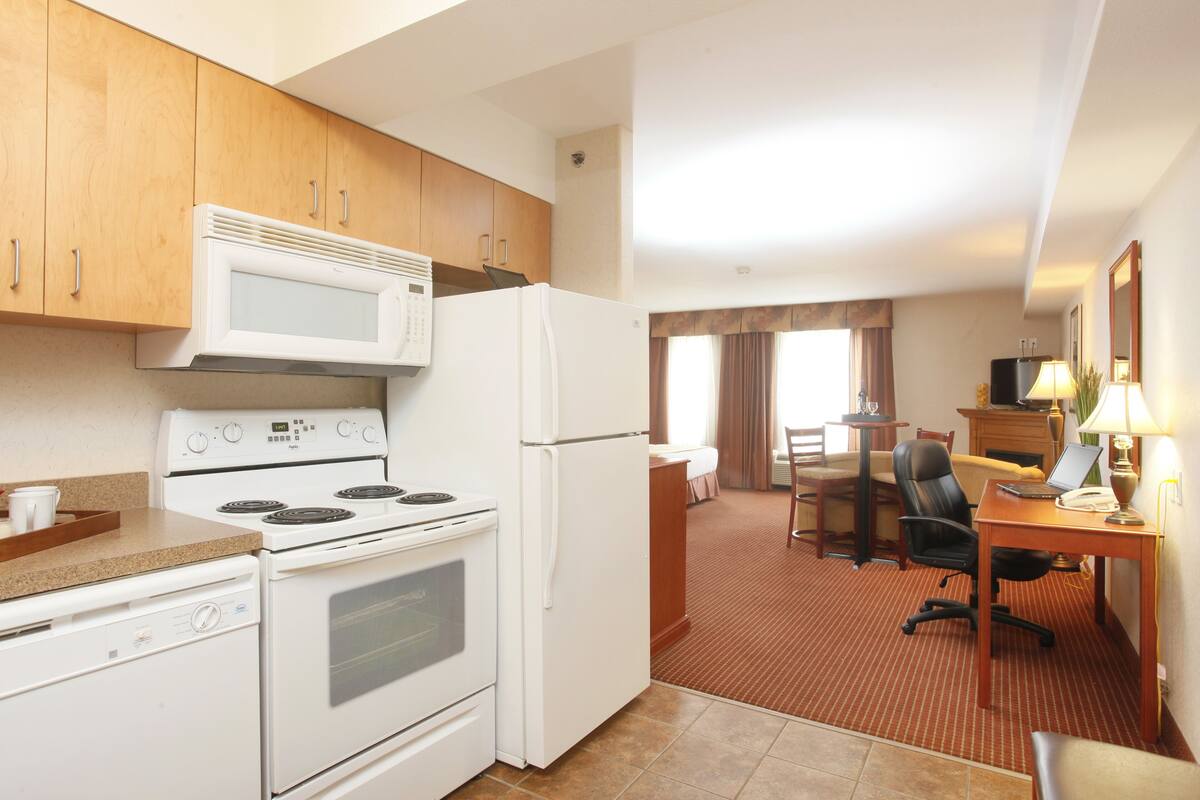 deluxe double room, multiple beds, kitchen | private kitchen | microwave, coffee/tea maker