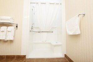 Chambre Confort, 1 très grand lit, accessible aux personnes à mobilité réduite | Salle de bain | Articles de toilette (gratuits), séchoir à cheveux, serviettes fournies
