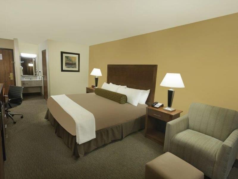 1 bedroom, pillow-top beds, desk, laptop workspace