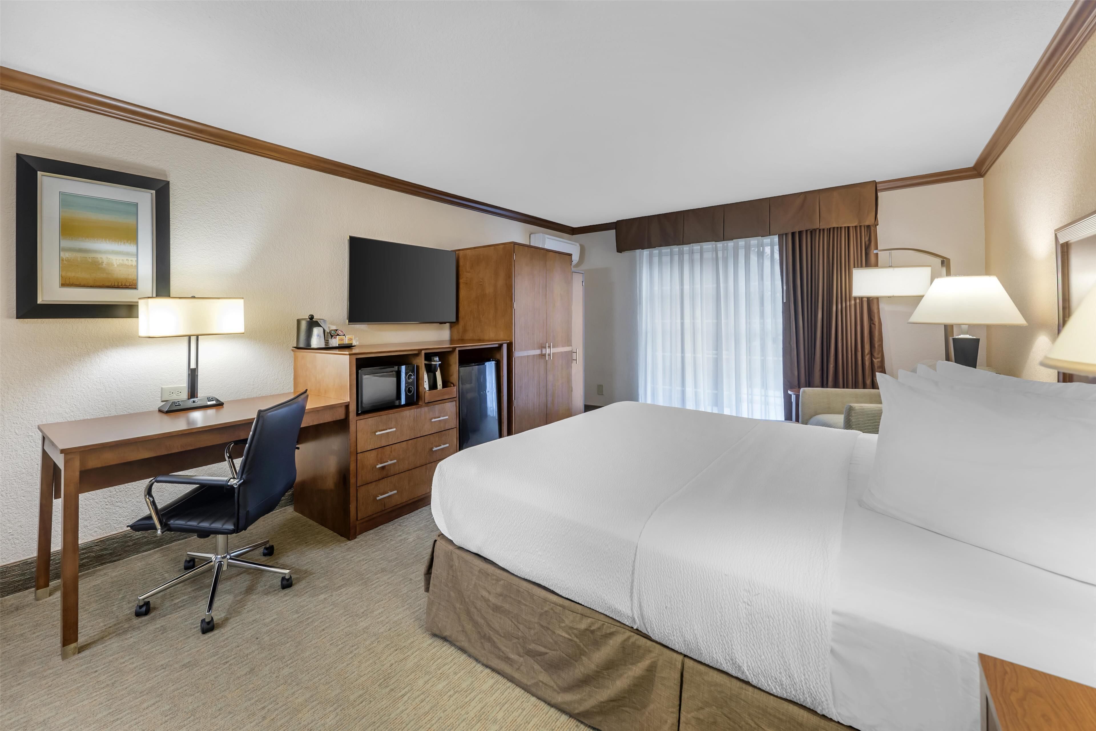 standard room, 1 king bed, refrigerator & microwave, poolside | 1 bedroom, pillow-top beds, desk, laptop workspace