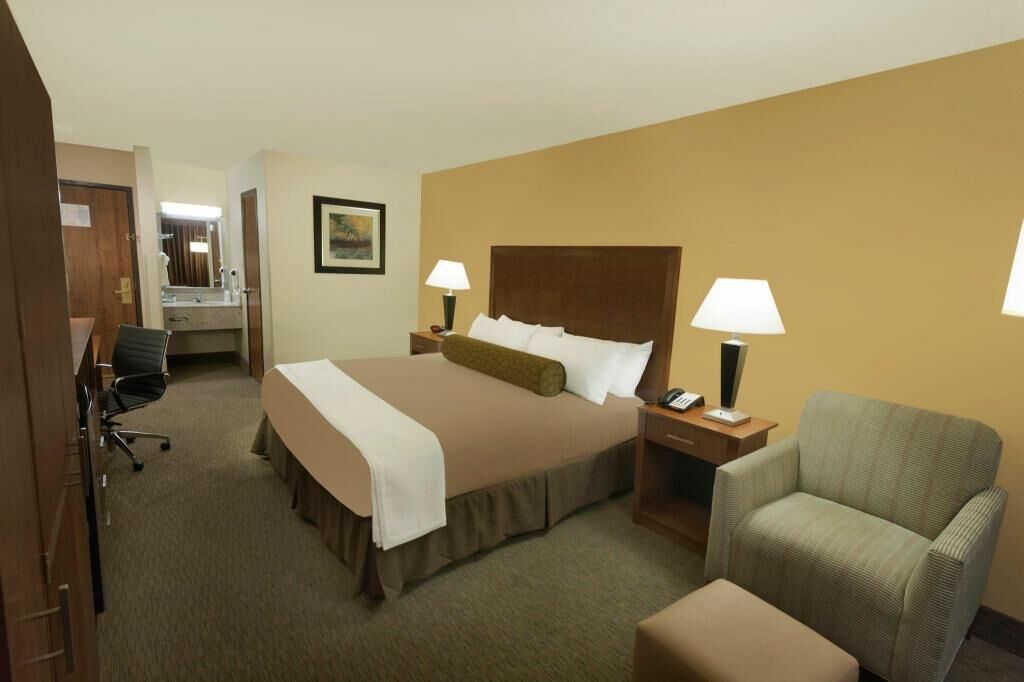 1 bedroom, pillow-top beds, desk, laptop workspace