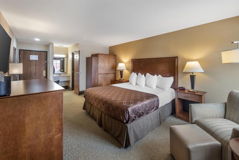 1 bedroom, pillow-top beds, desk, laptop workspace